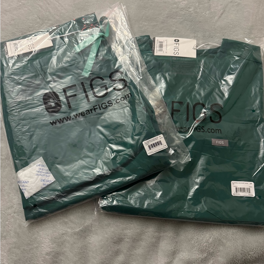 WearFigs Green Scrub Set Brand New